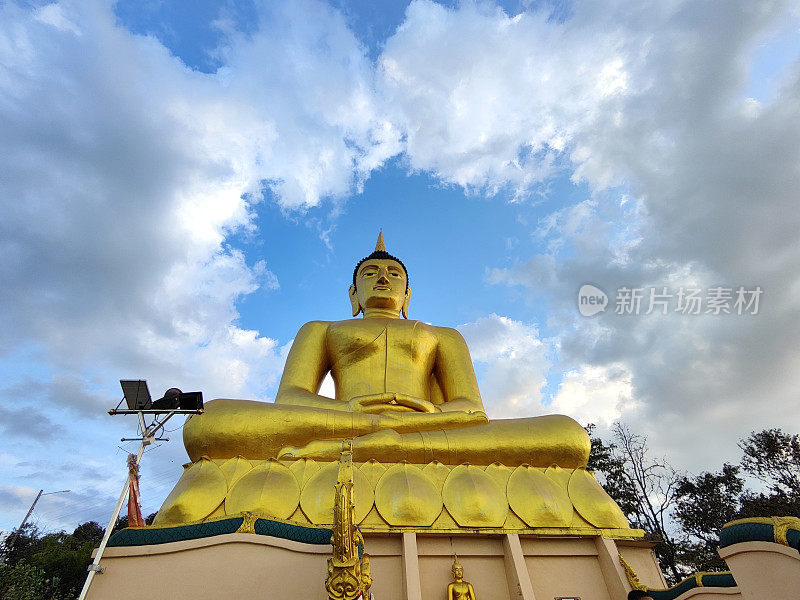 老挝Pakse Phousalao寺的金佛